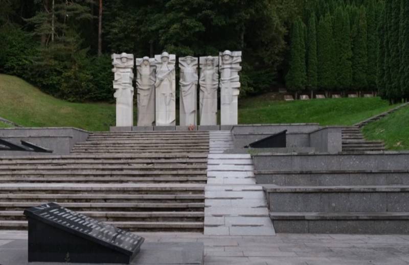 В Литве начался демонтаж крупнейшего мемориала советским воинам