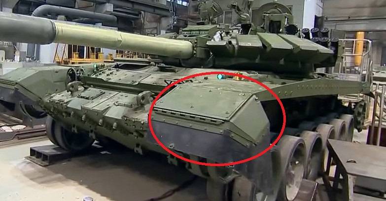 Proteção dinâmica na área do para-lama e preguiça no T-72B3 atualizado. Fonte: otvaga2004.mybb.ru