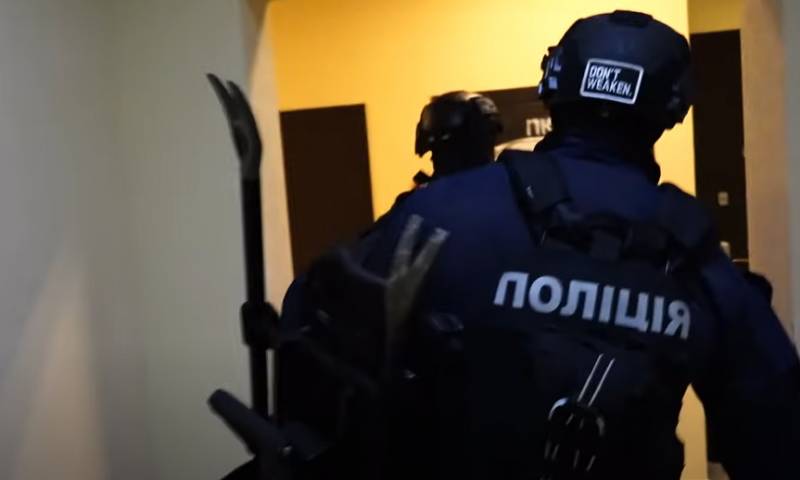 Украинские силовики ищут партизан, причастных к подрыву автомобиля с офицерами нацполиции в Херсоне