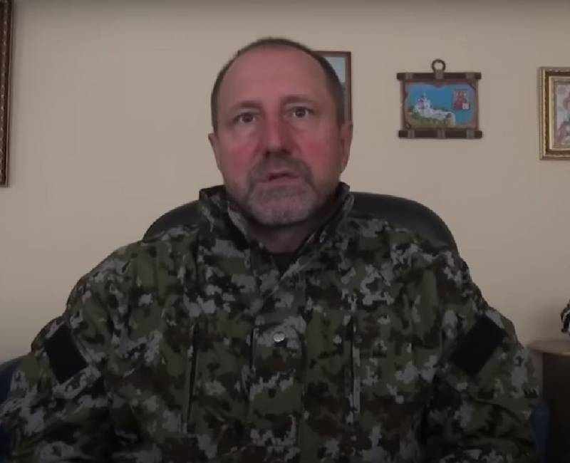 Kombrig "Vostok" Khodakovsky, personel sorunlarını çözme gereğini yansıtıyor