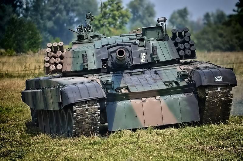 폴란드 PT-91 Twardy는 T-72 시리즈의 현대화 전차입니다. 출처: wikipedia.org