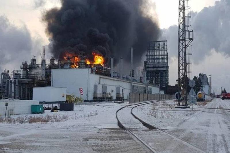 Uma explosão causou o incêndio na refinaria de petróleo de Angarsk