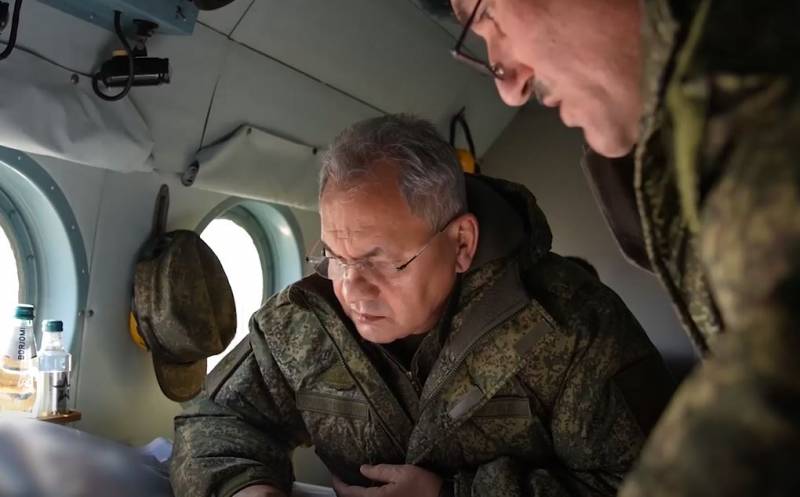 Minister van Defensie Sergei Shoigu hield een werkvergadering na een bezoek aan de voorste posities van onze troepen in de NVO-zone