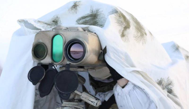 Les officiers du renseignement russe utilisent le complexe optoélectronique Ironia pour détecter l'ennemi et viser l'artillerie