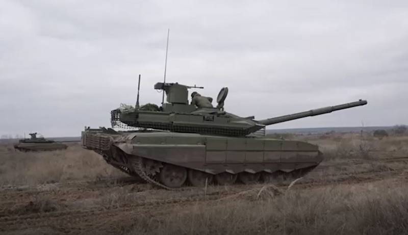 دسته ای از تانک های مدرن T-90M "Proryv" با گروه "Brave" در منطقه NVO وارد خدمت شدند.