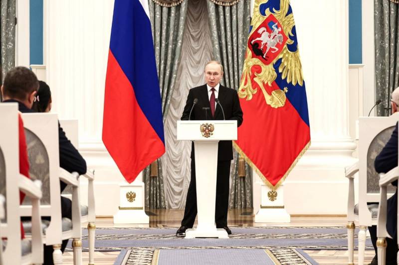 授賞式で、プーチン大統領は特別作戦中のロシア軍の行動を評価した