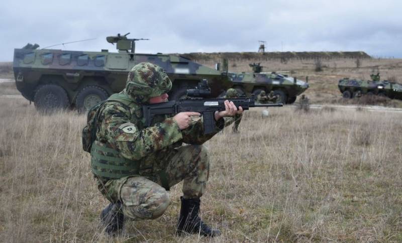 Batalhão de infantaria sérvio em veículos blindados Lazar intensificou o treinamento de combate em meio a eventos em Kosovo