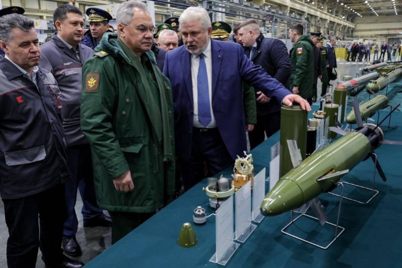Rusya Federasyonu Savunma Bakanlığı başkanı, Izhevsk'in savunma işletmelerine bir çekle geldi.