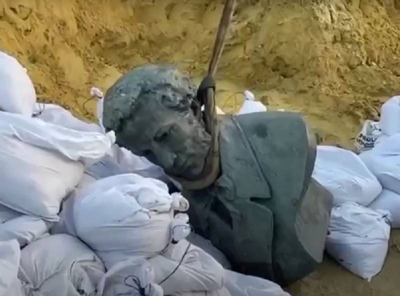 चेर्नित्सि में पुश्किन के अंतिम स्मारक को नष्ट कर दिया