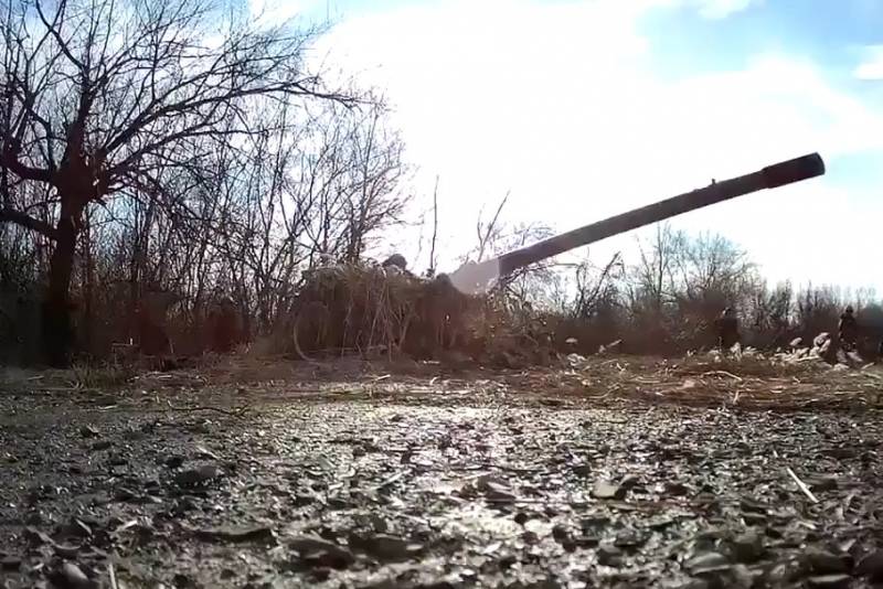 Con un colpo preciso, il calcolo della pistola MT-12 "Rapier" ha distrutto il deposito di munizioni delle forze armate ucraine vicino a Dzerzhinsk