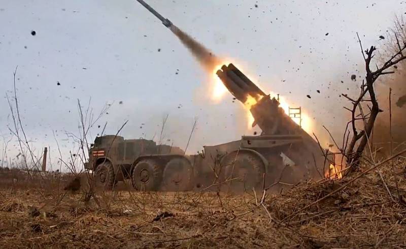 Kramatorsk에서 우크라이나 군대의 수리 지점은 두 개의 미국 MLRS HIMARS-국방부와 함께 파괴되었습니다.