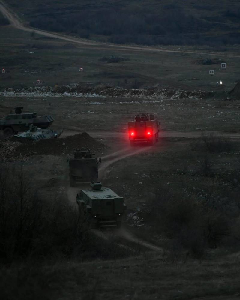 O exército sérvio está em alerta máximo, o equipamento militar está sendo transferido para a fronteira com o Kosovo