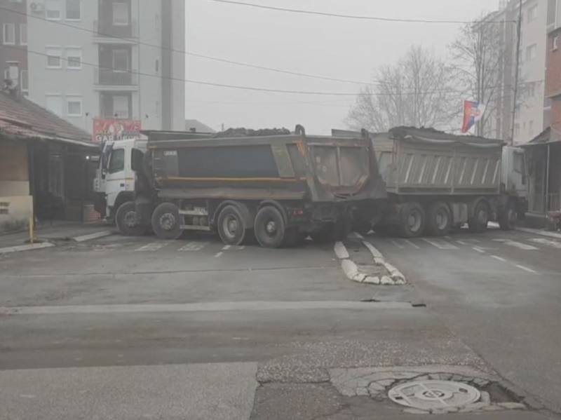 Serviërs bouwen een barricade van vrachtwagens in Kosovska Mitrovica