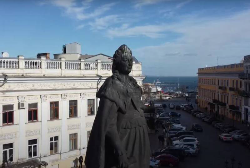 Ukrayna medyası, 1920'de Bolşeviklerin benzer eylemleriyle Odessa'daki II. Katerina anıtının yıkılmasını haklı göstermeye çalıştı.
