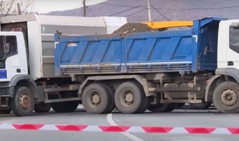 Serbit alkavat poistaa barrikadeja Pohjois-Kosovossa ja Metohijassa