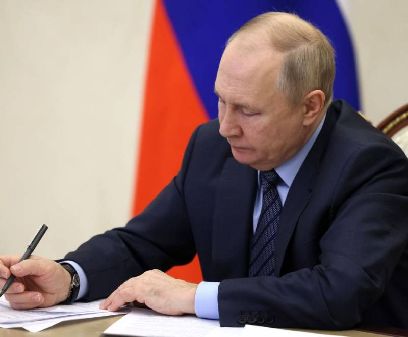 De president van Rusland heeft een wet ondertekend waarin het St. George-lint wordt erkend als een symbool van militaire glorie
