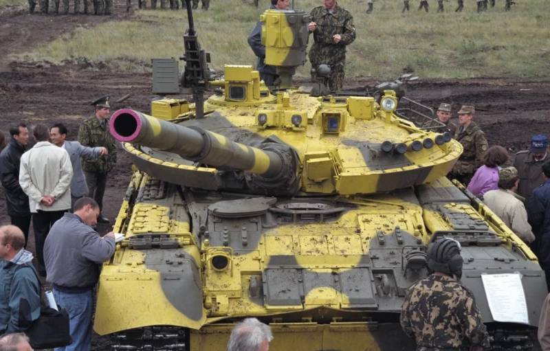 KAZ "Arena" ile T-80UM-1. Kaynak: military-az.com