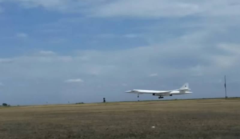 은퇴한 미국 제독은 UAF가 러시아 군용 비행장에 대한 공격 시도를 "위험한 충돌"이라고 불렀습니다.