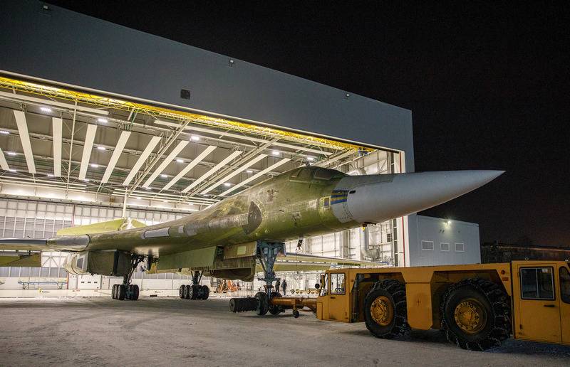 کارخانه هوانوردی کازان دو ناو موشک انداز استراتژیک Tu-160M ​​"White Swan" را به طور همزمان برای آزمایش پرواز به فضا پرتاب کرد.