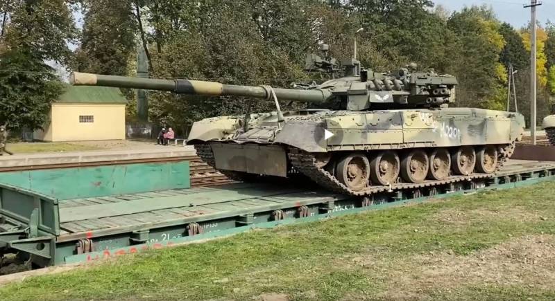 T-80UM-2 en el escalón de la división Kantemirovskaya después de los ejercicios "West-2021". Fuente: www.dzen.ru