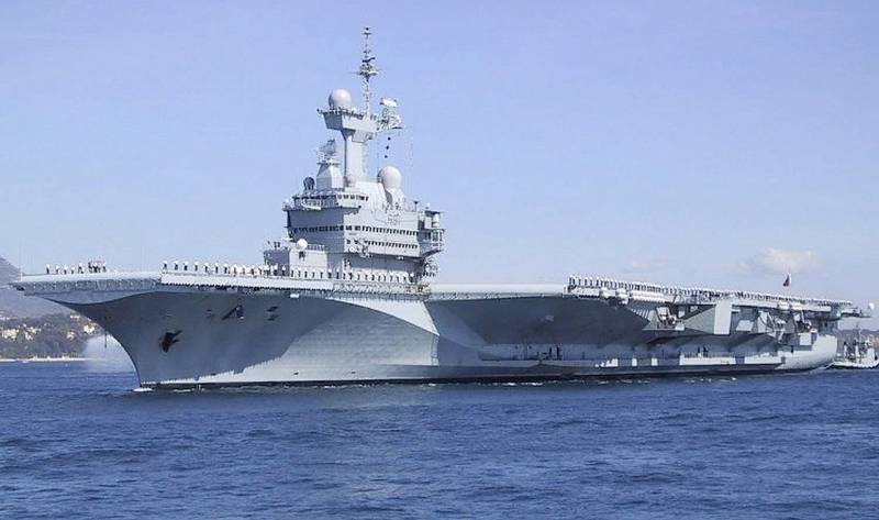 TV francesa: porta-aviões "Charles de Gaulle" controla o Mar Mediterrâneo para impedir que a Rússia invada o território da OTAN