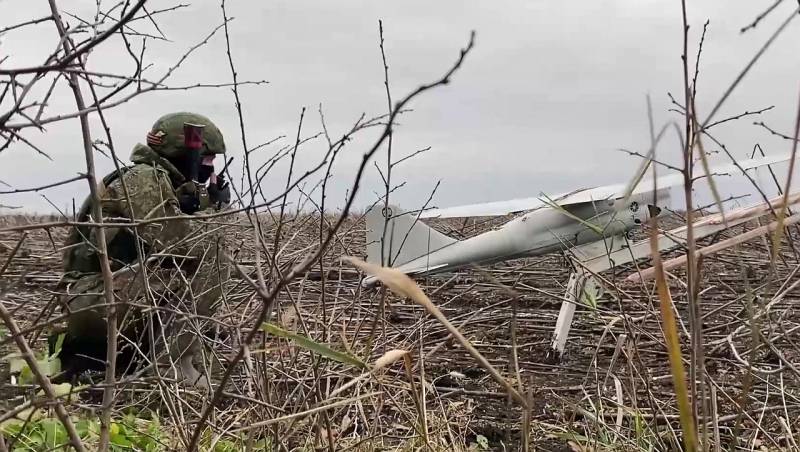 무인 항공기의 도움으로 러시아 전투기는 적 탄약의 환적 지점을 발견하고 결국 포병으로 파괴했습니다.