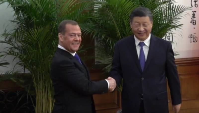 Dmitri Medvedev et Xi Jinping ont eu des entretiens sur un large éventail de questions à Pékin