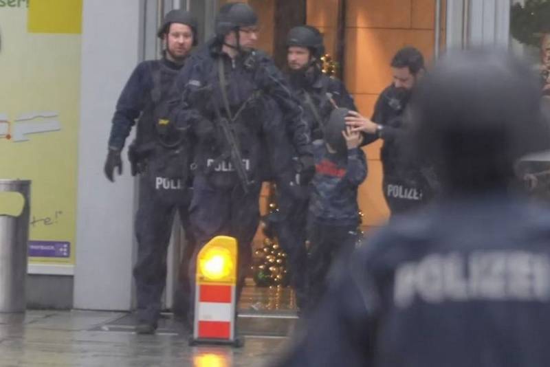 독일에서는 무장한 사람이 라디오 방송국 건물을 점거하려 했습니다.