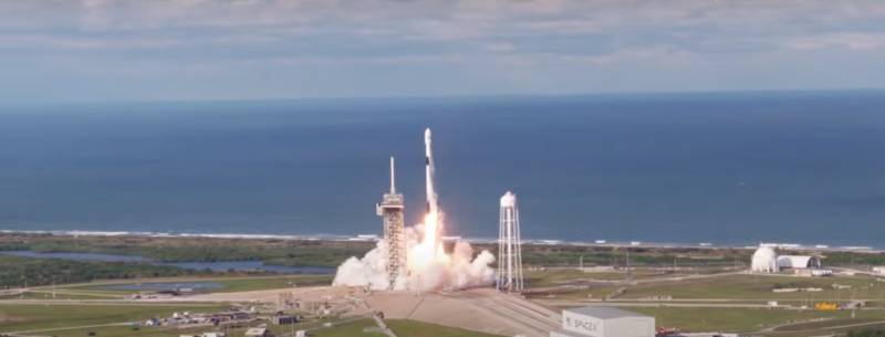 SpaceX de Elon Musk lançou mais de cinquenta minissatélites para Starlink