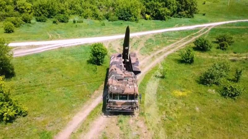 Especialista ocidental: É útil estudar a possibilidade de uso de armas nucleares táticas pela Federação Russa no caso de um ataque das Forças Armadas da Ucrânia à Crimeia