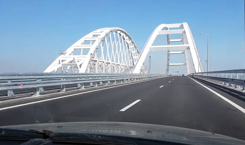 O presidente da Rússia dirigindo um carro dirigiu ao longo da ponte reparada da Criméia