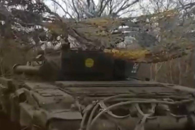 Появились кадры двух российских БПЛА Ланцет, якобы застрявших в маскировочной сетке над танком ВСУ