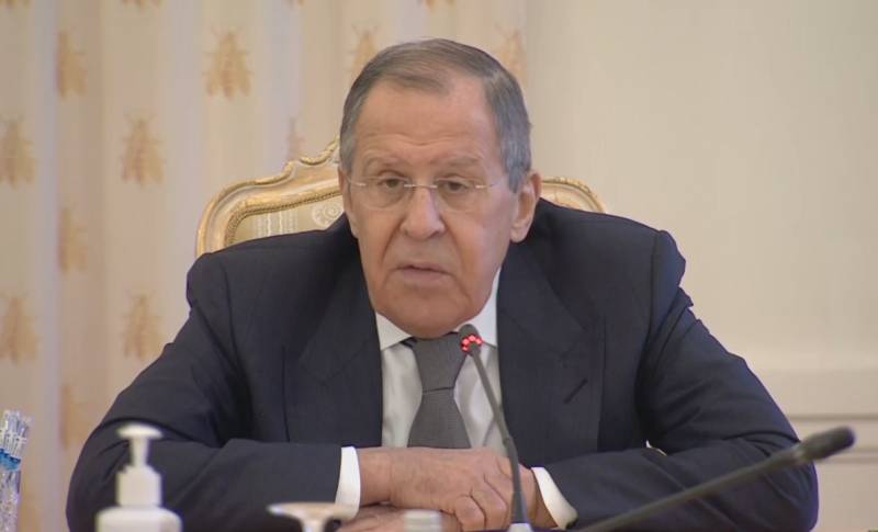 Lavrov está confiante de que o Ocidente logo perderá a oportunidade de "dirigir" a economia global