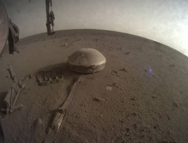 Американский посадочный модуль InSight на Марсе перестал выходить на связь, успев сделать прощальное селфи
