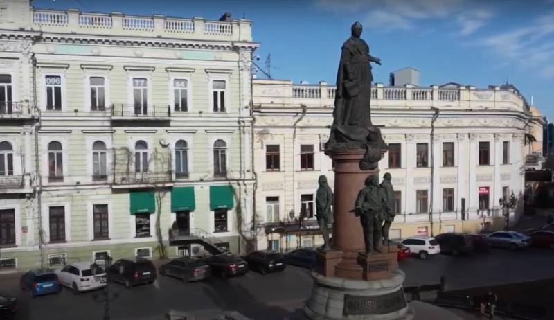В Одессе начались работы по демонтажу памятника Екатерине II