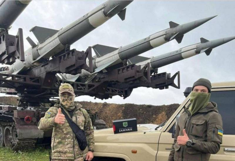 Las primeras fotos de los sistemas de defensa aérea S-125 "Newa SC" transferidos por Polonia a Ucrania aparecieron en los recursos de Internet de Ucrania.