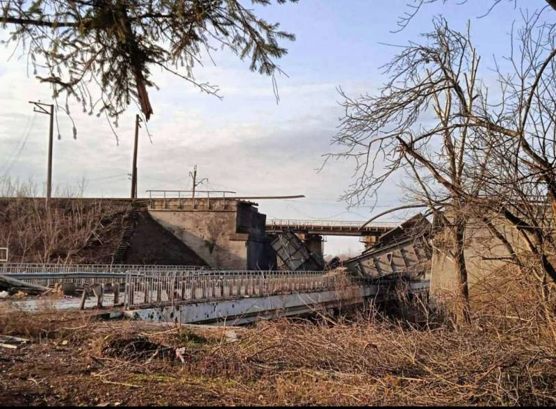 ВСУ подорвали железнодорожный мост в северной части Артёмовска, стремясь замедлить наступление российских войск