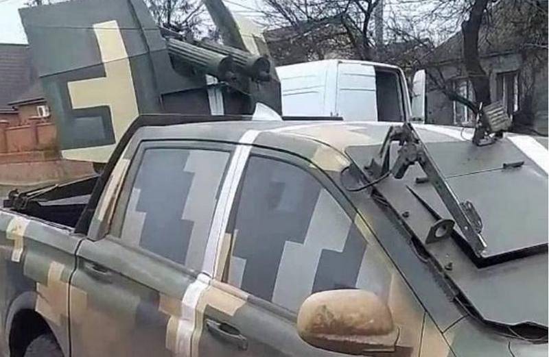 우크라이나 군대의 장갑차 부족으로 인해 우크라이나 군대는 임시변통의 "덤벨"로 변경해야 합니다.