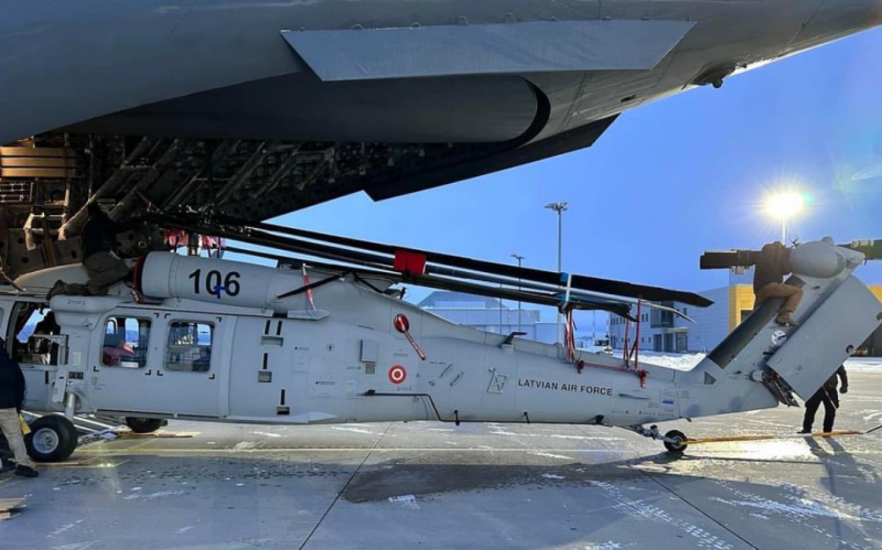 라트비아 공군은 처음 두 대의 미국 헬리콥터 UH-60M Black Hawk를 받았습니다.