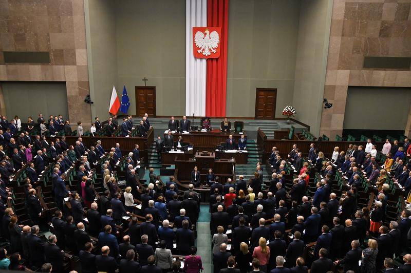 पोलैंड के सेजम ने एक विधेयक को अपनाया जो यूक्रेनी शरणार्थियों को सहायता में कटौती करता है