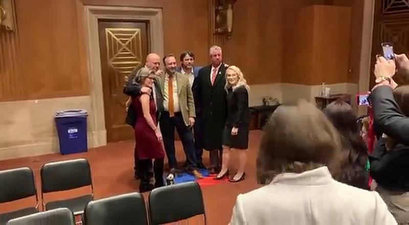 Ukrainian volunteers put on a vile performance with the flag of the DPR in the US Congress
