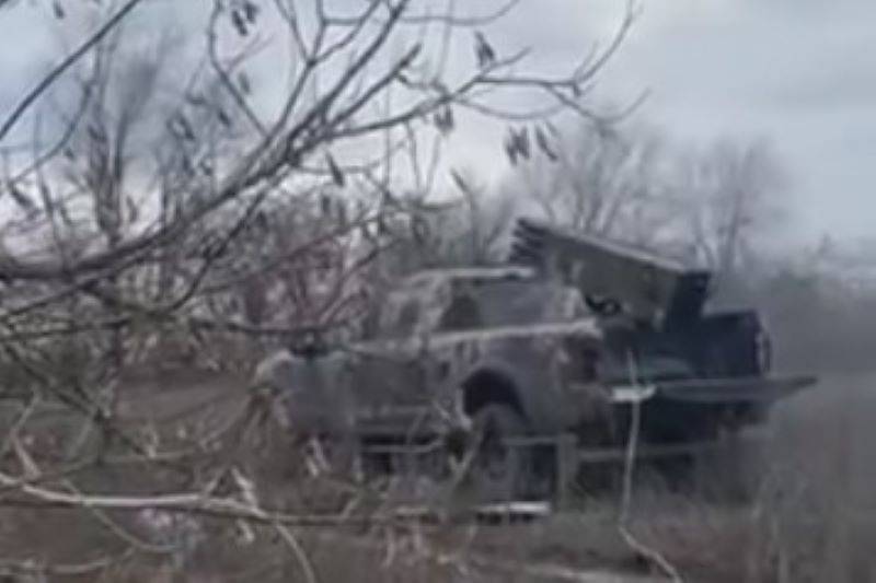 ウクライナ軍がアメリカのピックアップ トラックを 80 mm MLRS に改造