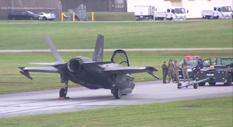 Footage appeared with an abnormally formed front landing gear of an F-35 fighter at an airfield in Japan