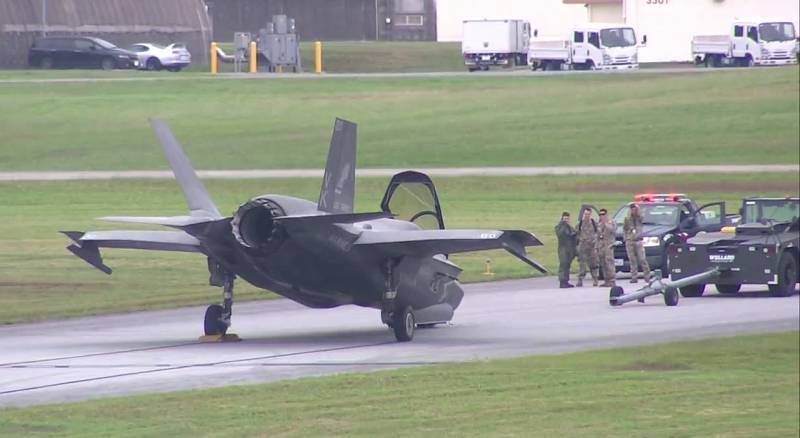 Des images sont apparues avec un train d'atterrissage avant anormalement formé d'un chasseur F-35 sur un aérodrome au Japon