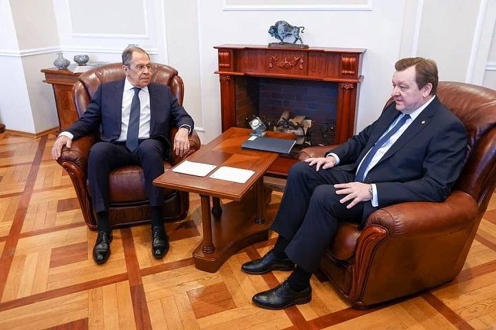 Russische minister van Buitenlandse Zaken arriveert in Minsk, president Vladimir Poetin wordt verwacht