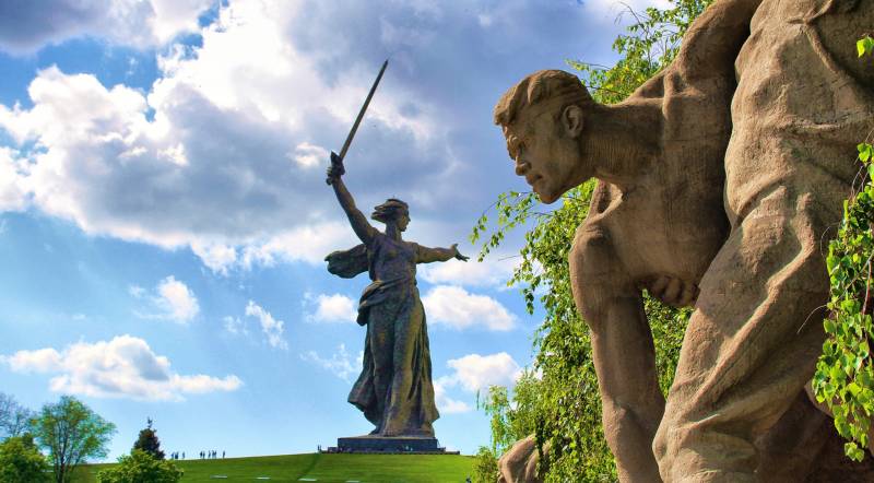 Espada de la victoria - tríptico de monumentos monumentales soviéticos