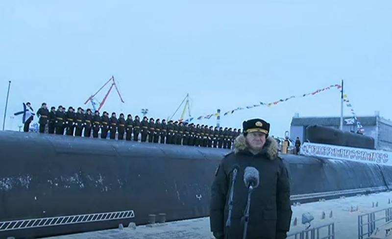 پرچم سنت اندرو بر روی رزمناو موشکی زیردریایی اتمی "Generalissimo Suvorov" برافراشته شد.