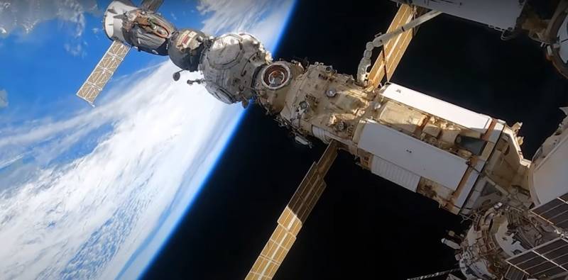 De ISS-bemanning maakte de exacte locatie bekend van de schade aan het Sojoez MS-22 ruimtevaartuig