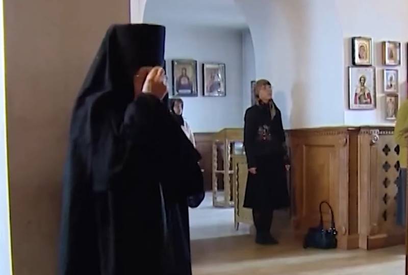 Украинские националисты проверяют на благонадёжность служителей церкви, заставляя их кричать Слава Украине