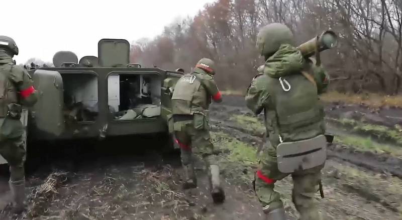 Soldados de la PMC "Wagner" en pequeños grupos de asalto atraviesan las defensas enemigas en las afueras del sur de Artyomovsk.